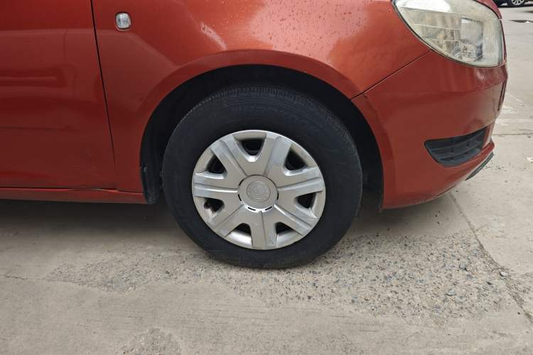 Used Skoda Fabia 2012 1.4L Automatic Crystal Edition Right Front Wheel Hub