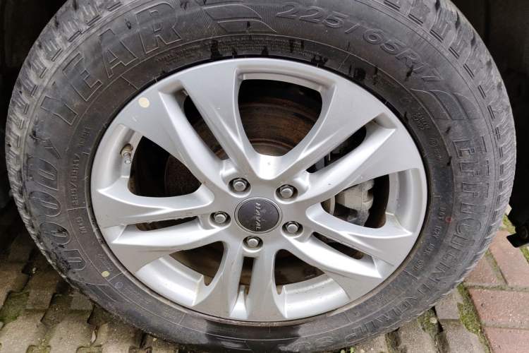 Used Haval M6 2018 Revised Version 1.5T DCT Two-Wheel Drive Elite Edition Right Front Wheel Hub