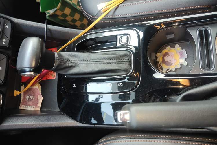 Used GAC Trumpchi GS3 2017 150N Automatic Elite Edition Gear Lever