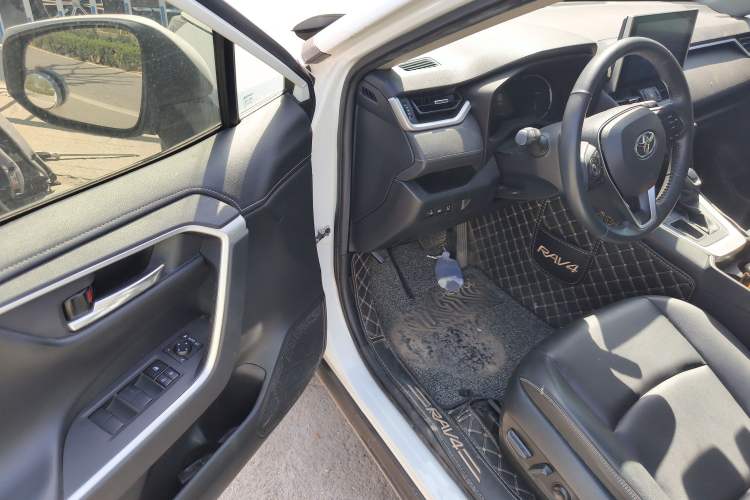 Used Toyota RAV4 2022 2.0L CVT Two-Wheel Drive Fashion Plus Edition Driver Seat