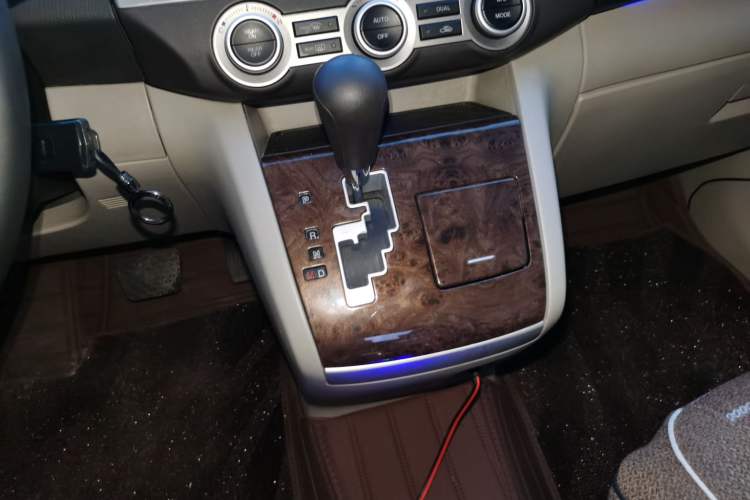 Used Mazda 8 2013 2.5L Elite Edition Gear Lever