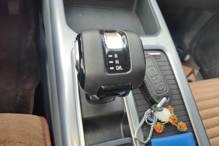 Used JMC Yuhu 2025 Short Wheelbase Double Cab Diesel Automatic Transmission Four-Wheel Drive Gear Lever