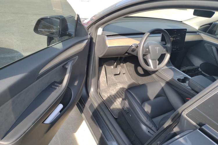 Used Tesla Model Y 2022 Long-Range All-Wheel-Drive Version