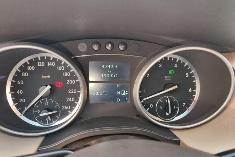 Used Mercedes-Benz R-Class 2011 R 300 L Business Model Odometer Close Up