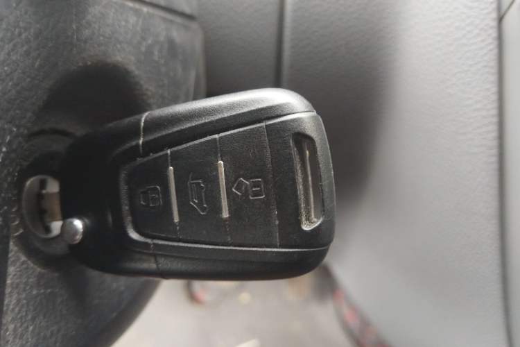 Used SAIC MAXUS Xintu V80 2019 2.5T Classic Version 6-Speed Manual Extended Wheelbase Mid-Roof Design 9-Seater