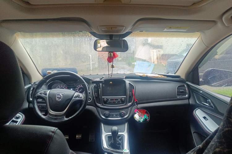 Used Baojun 560 2015 1.8L manual luxury version
