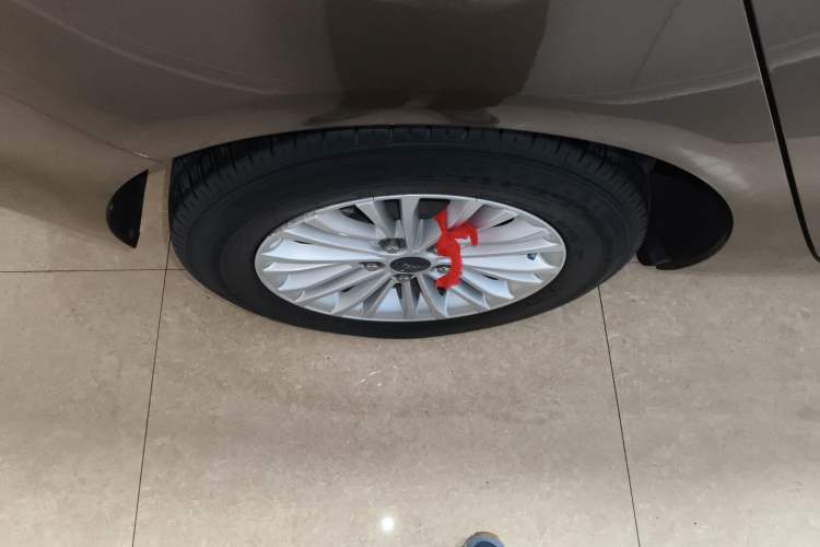 Used Ford Escort 2015 1.5L Automatic Comfort Edition Right Rear Wheel Hub