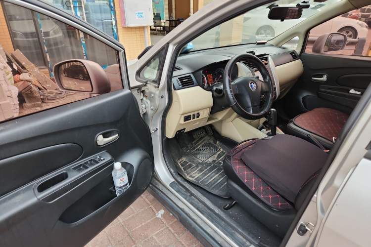 Used Venucia R50 2014 1.6L Automatic Splendid Edition