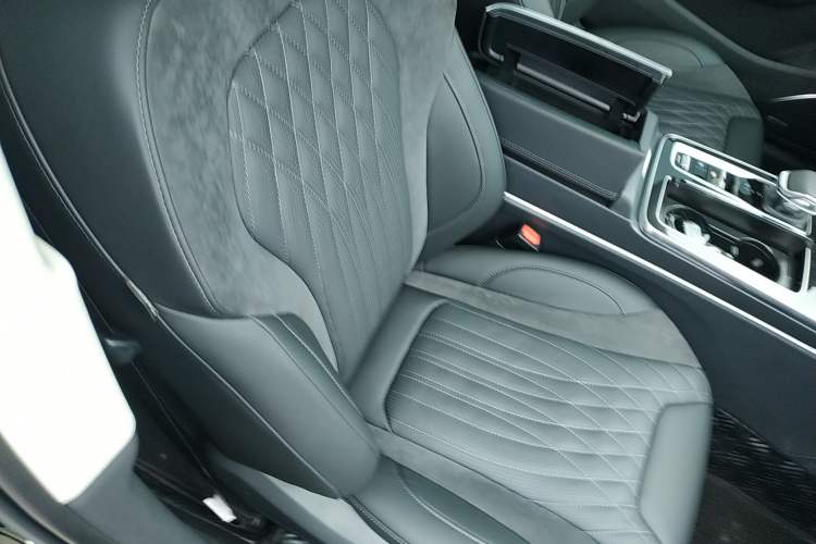 Used Hongqi HS5 2023 2.0T Qixiang Pro 500 000th Unit Commemorative Edition Right Front Seat