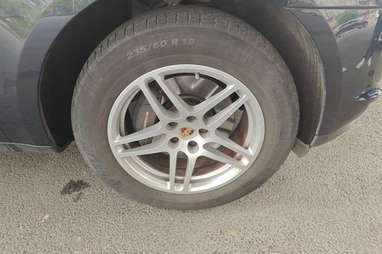 Used Porsche Macan 2018 Macan 2.0T Right Front Wheel Hub