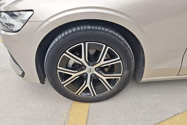 Used Volvo S60 2024 B4 Zhiyi Luxury Edition Exterior 4