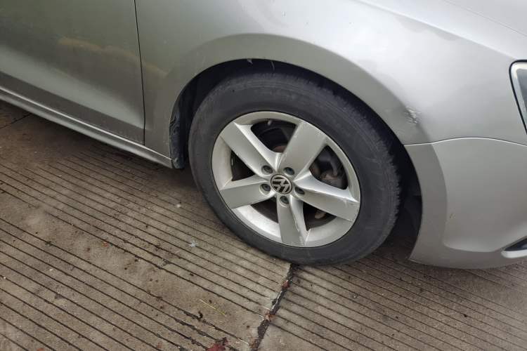 Used Volkswagen Sagitar 2012 1.6L Manual Fashion Edition Right Front Wheel Hub