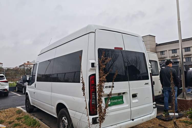 Used JMC Fushun 2025 2.0T 6MT Diesel Mid-Roof Mid-Height Commercial Multi-Purpose 7-Seater Passenger Vehicle