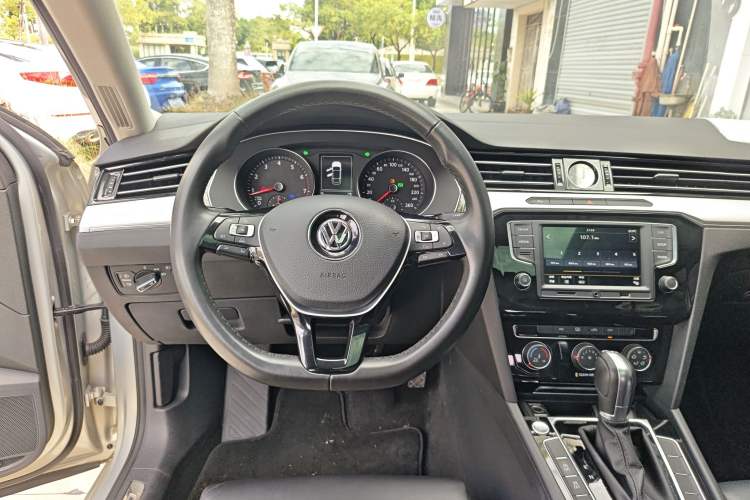 Used Volkswagen Magotan 2017 330TSI DSG Leading Model
