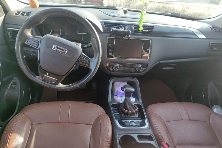 Used Qoros 5 2016 1.6T Automatic Luxury Model Center Console