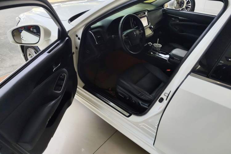 Used Toyota Crown 2015 2.0T Fashion Edition
