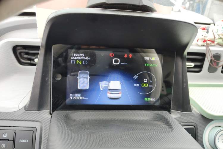 Used Wuling Hongguang MINIEV 2021 Macaron Sandwich Model 120 km Lithium Iron Phosphate