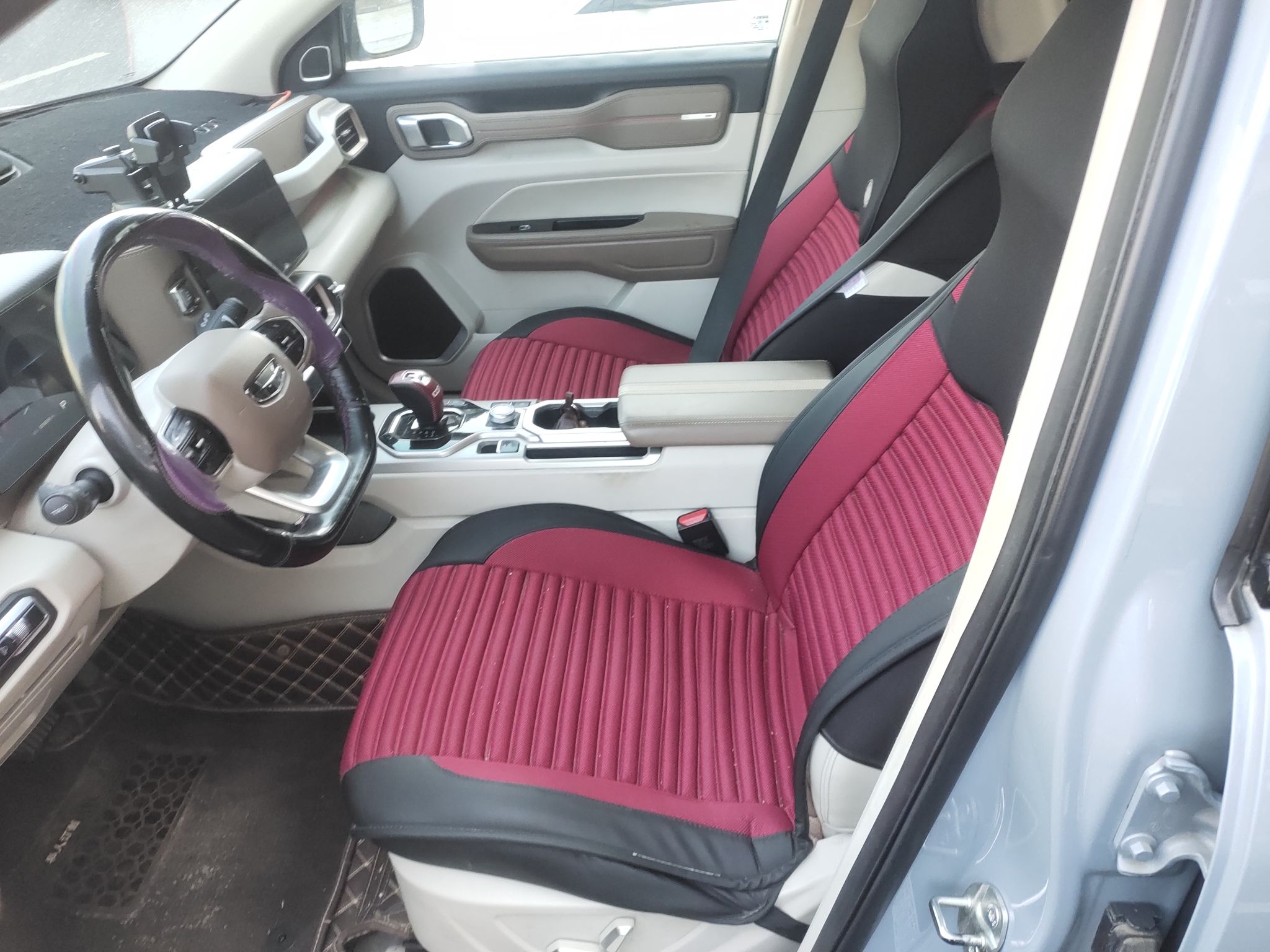 المقاعد الأمامية داخل السيارة