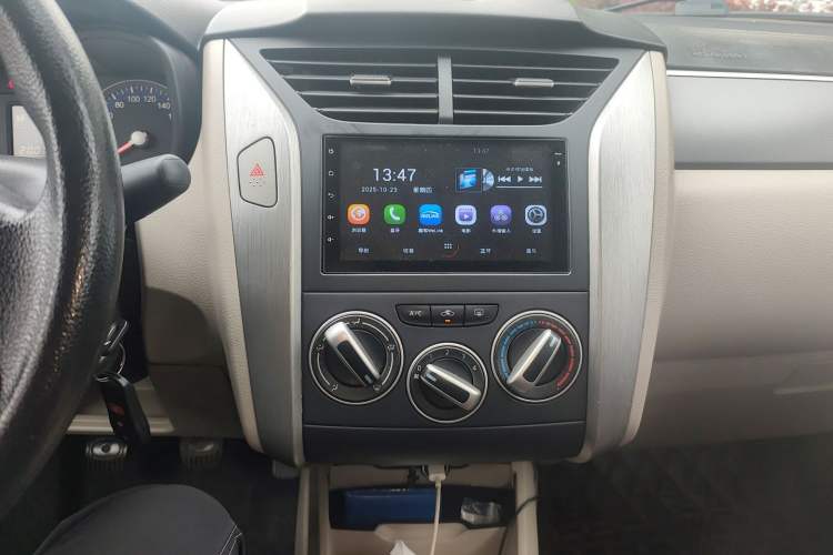 Used Venucia R50 2015 1.6L Manual Fashion Edition
