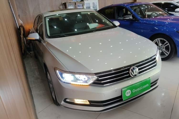 Used Volkswagen Magotan 2018 330TSI DSG Advanced Model Front Right 45 Deg