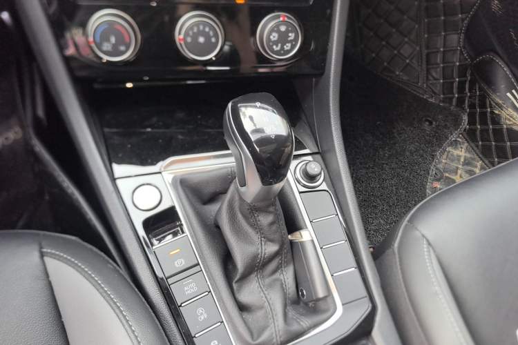 Used Volkswagen Sagitar 2021 280TSI DSG Excellence Edition Gear Lever