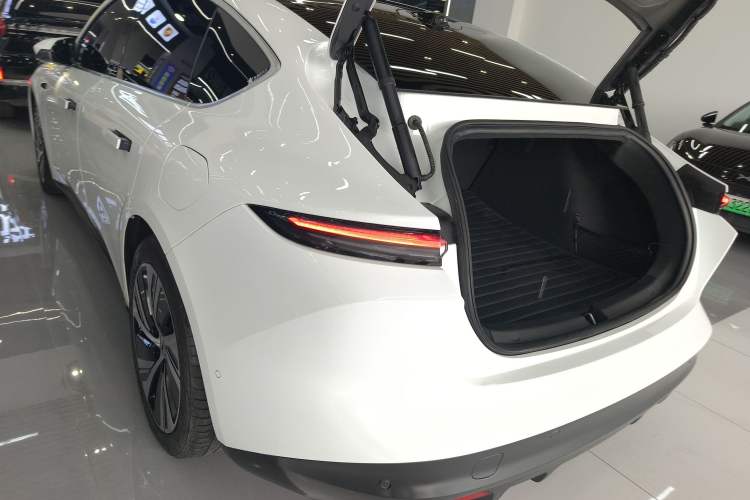 Used Nio ET5 2022 75 kWh Exterior 2