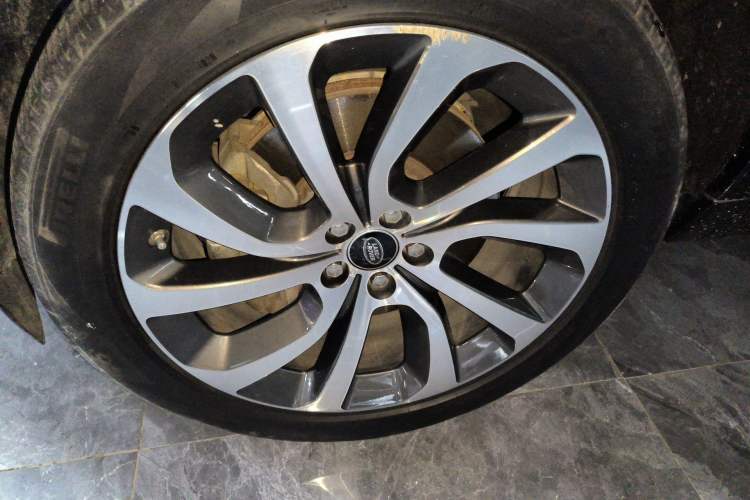 Used Land Rover Discovery Sport 2020 249 PS R-Dynamic Performance Edition Left Front Wheel Hub
