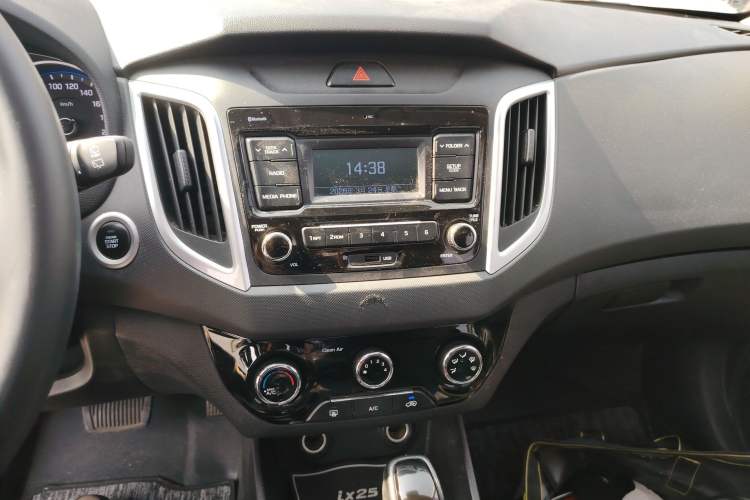 Used Hyundai ix25 2017 1.6L Automatic Smart Version Audio And AC Panel