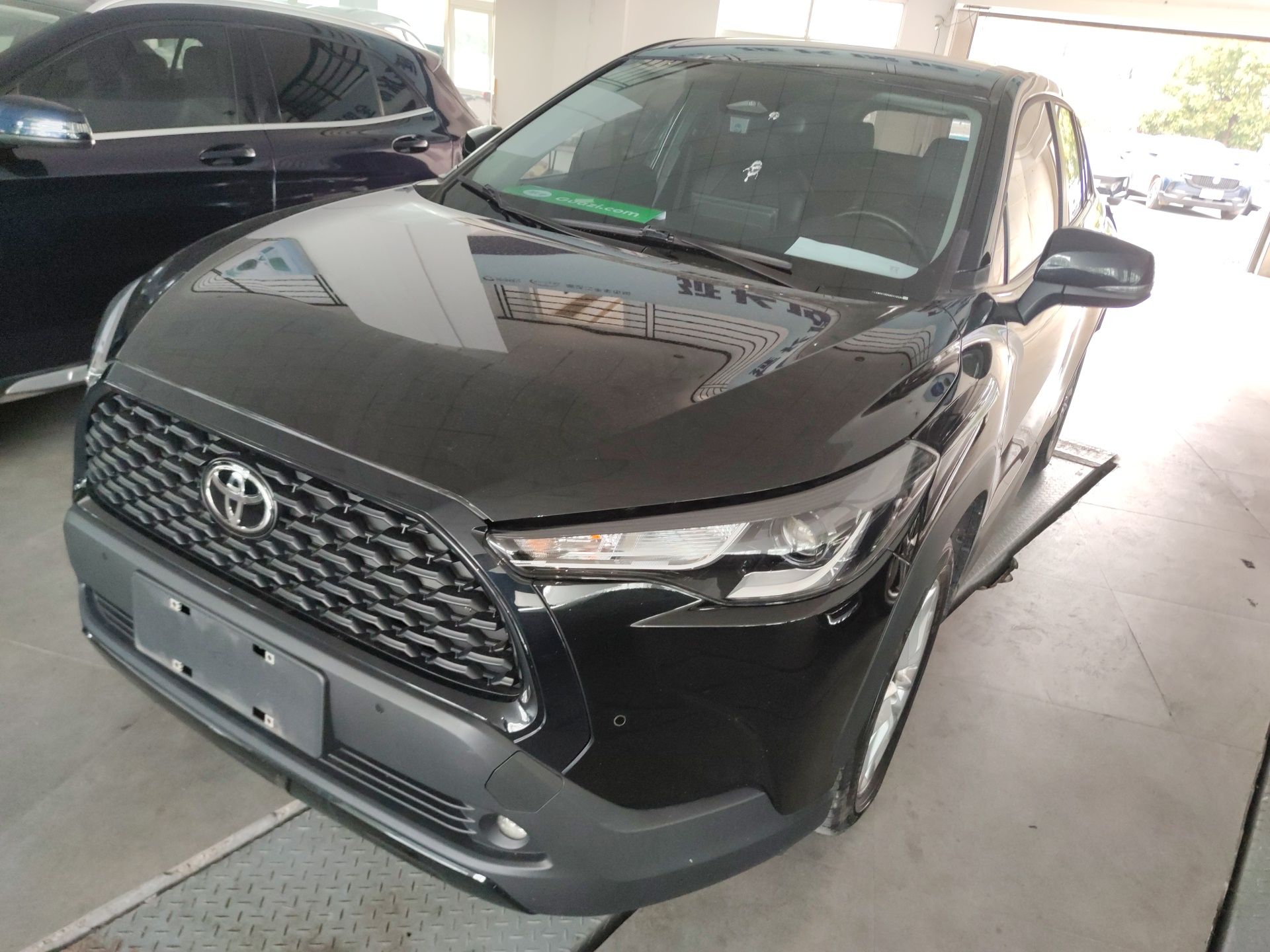 Под передней частью автомобиля