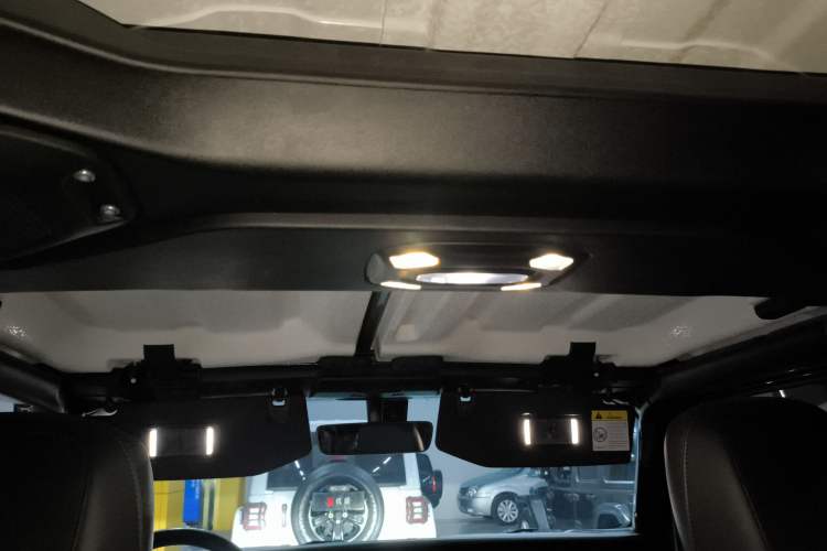 Used Jeep Wrangler 2019 2.0T Sahara Four-Door Version China VI Emission Standard