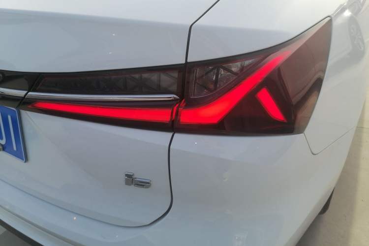 Used Roewe i5 2023 1.5L CVT Luxury Edition Right Rear Taillight