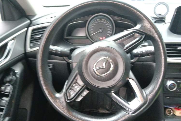 Used Mazda 3 Axela 2019 Cloud-Controlled Edition Hatchback 1.5L Automatic Luxury Model China VI Standard Steering Wheel