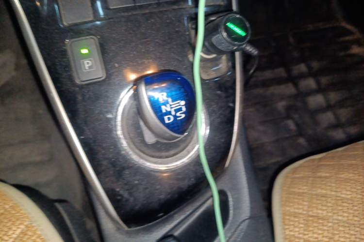 Used Toyota Levin 2016 Dual-Engine 1.8H GS E-CVT Elite Model with Sunroof Gear Lever