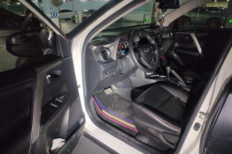 Used Toyota RAV4 2016 2.0L CVT Two-Wheel Drive Fashion Edition China V Standard
