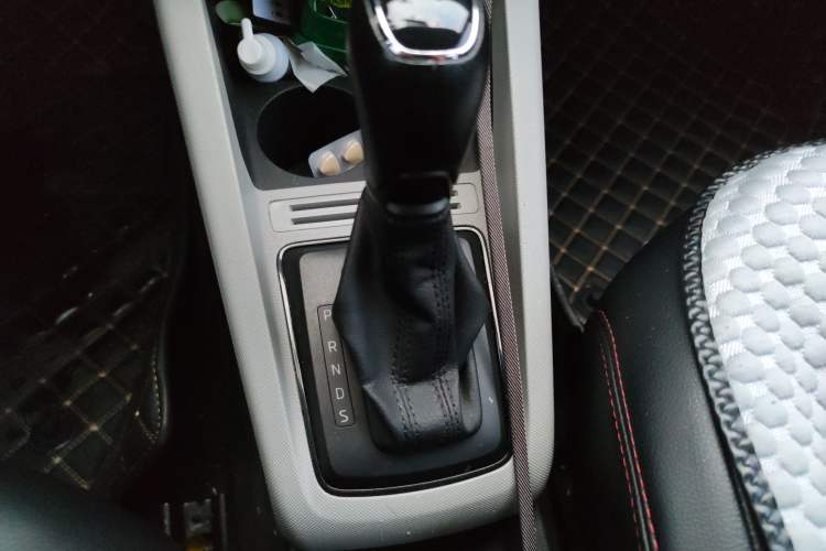 Used Skoda Fabia 2016 1.4L Automatic Car Enjoy Edition Gear Lever