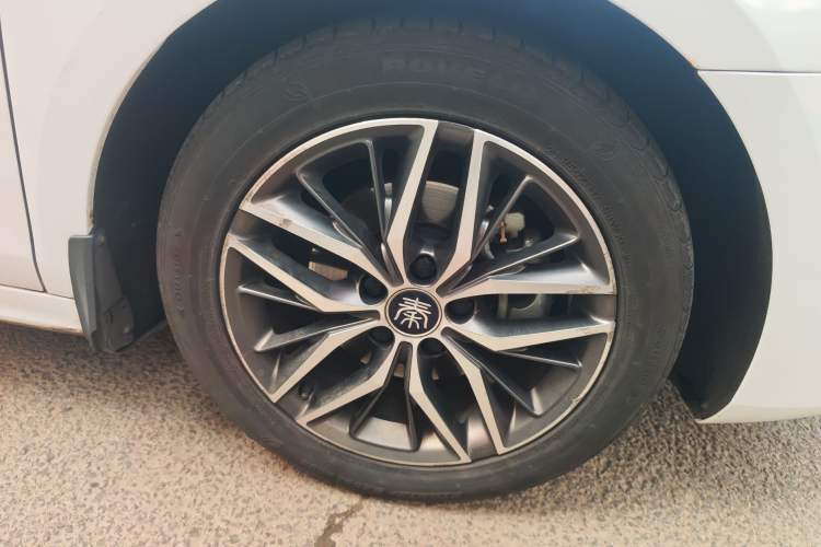 Used BYD Qin PLUS 2021 EV 500KM Premium Model Right Front Wheel Hub