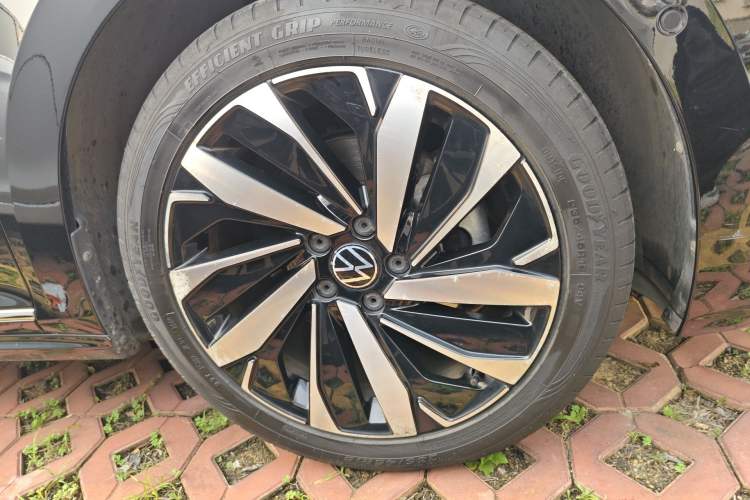 Used Volkswagen Passat 2022 330TSI Luxury Edition Right Front Wheel Hub