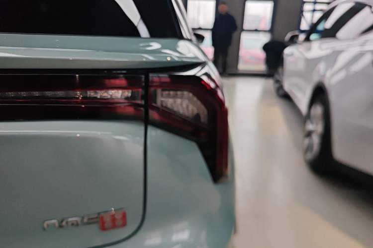 Used Geometry E Firefly 2024 301km Flowing Light Exterior 3