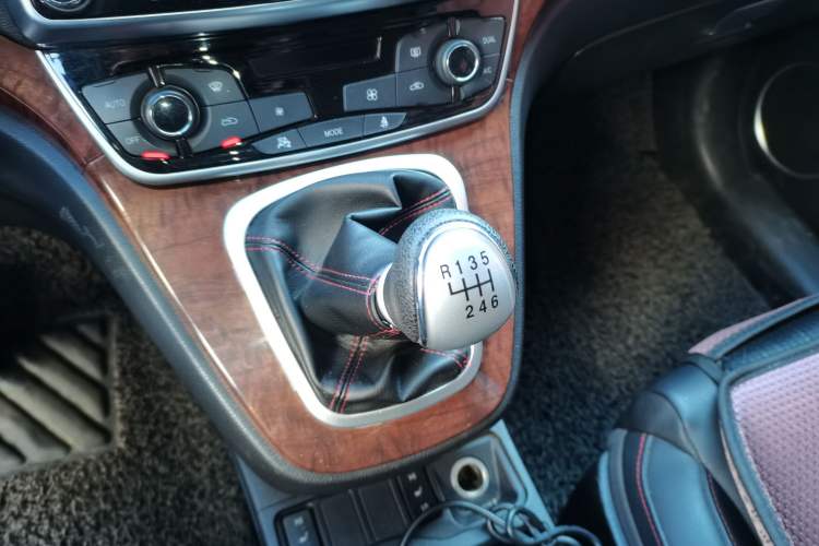 Used Haval H6 2015 Revised Version Sport Edition 1.5T Manual Transmission Two-Wheel Drive Elite Grade
