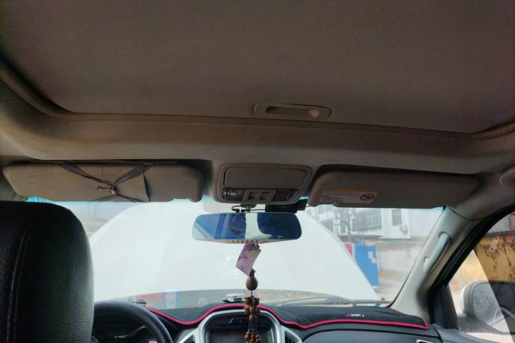 Used JMC Yusheng S350 2014 2.4T Automatic 2WD Diesel Luxury Version with Sunroof 5 Seats
