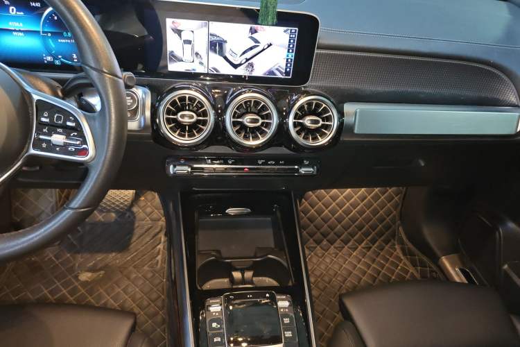 Used Mercedes-Benz GLB 2020 Facelift GLB 200 Fashion Edition Audio And AC Panel