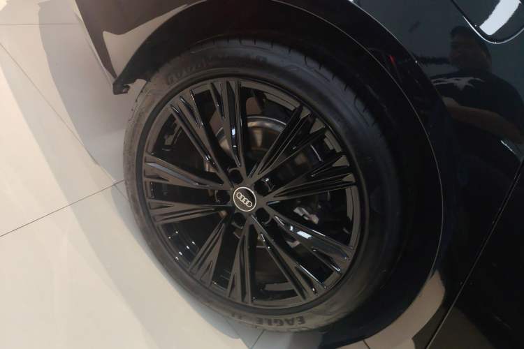 Used Audi A6L 2025 Revised 40 TFSI Luxury Dynamic Edition Right Rear Wheel Hub