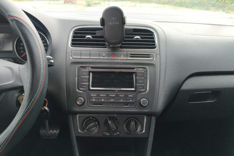 Used Volkswagen Polo 2014 1.4L Automatic Comfort Edition Audio And AC Panel