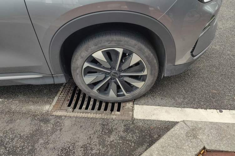 Used BYD Song L DM-i 2025 Intelligent Driving Version 112 km Leading Trim Right Front Wheel Hub