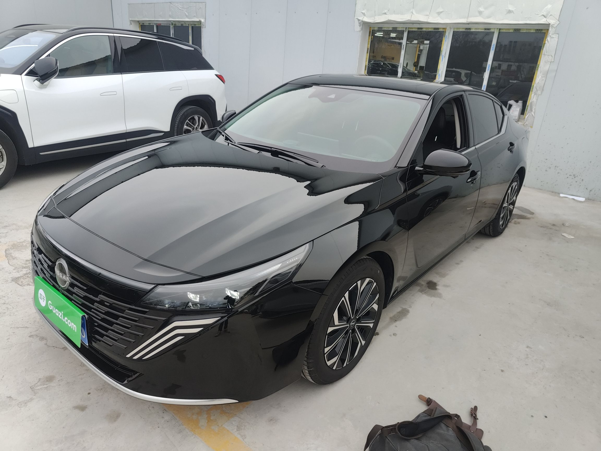 تحت مقدمة السيارة