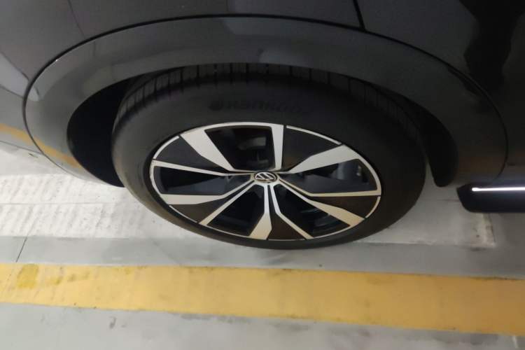 Used Volkswagen Tavendor 2023 380TSI Four-Wheel Drive R-Line First Edition Right Rear Wheel Hub