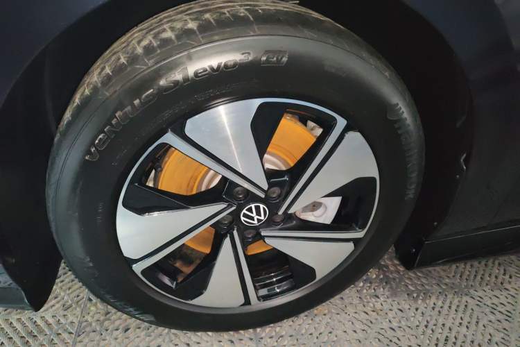 Used Volkswagen ID.7 VIZZION 2024 AIR model Left Front Wheel Hub