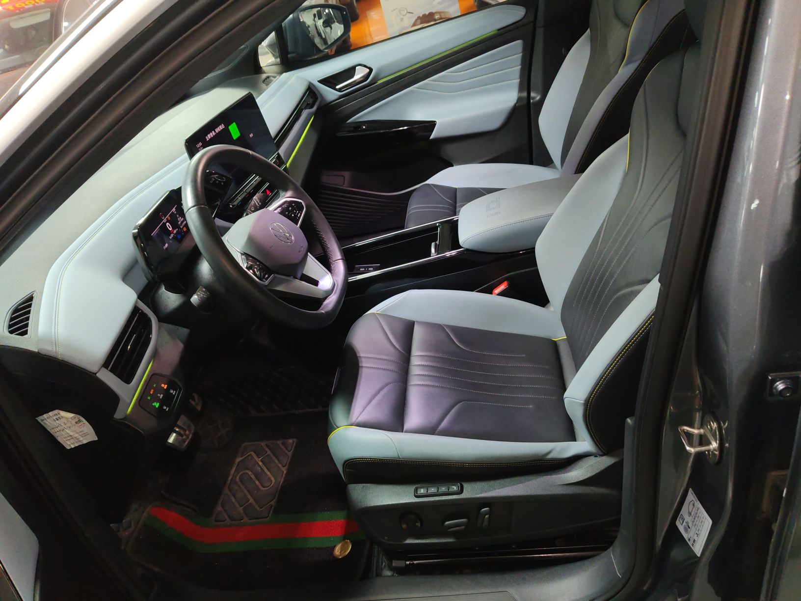 المقاعد الأمامية داخل السيارة