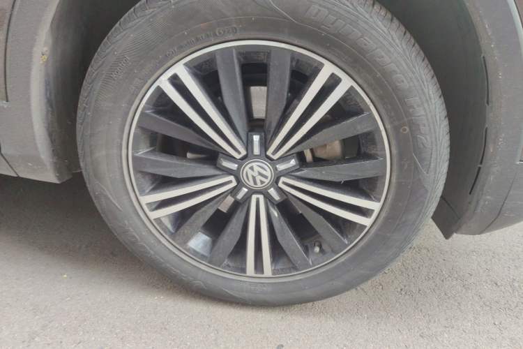 Used Volkswagen Tiguan L 2017 380TSI Automatic All-Wheel-Drive Luxury Edition Right Front Wheel Hub