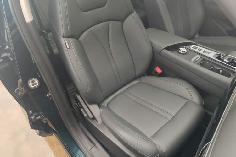 Used Dongfeng Aeolus Huge 2024 Mach Power 1.5T Luxury Model
